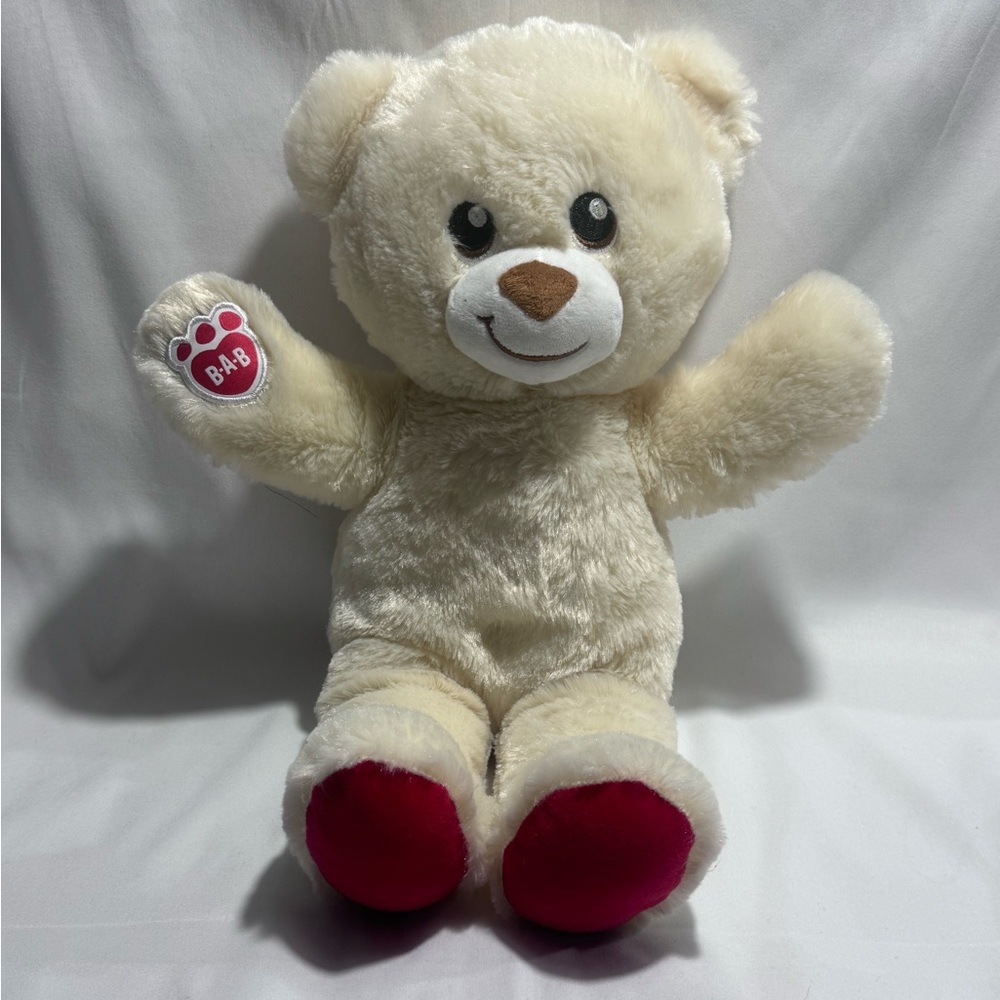 BUILD A BEAR WORKSHOP. BABW. WHITE BEAR WITH RED FEET. 2019.‎ GREAT CONDITION.